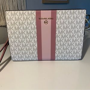 MICHAEL KORS Signature Logo Medium Travel Wrstlet Pouch